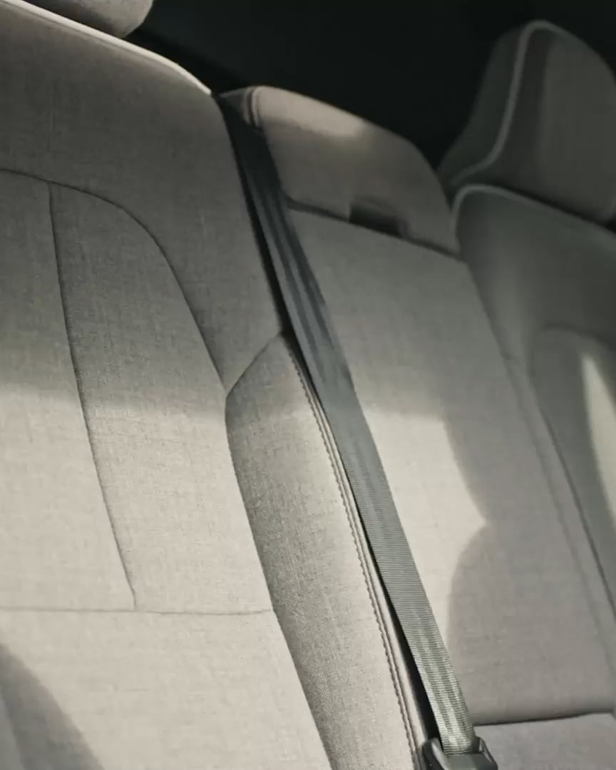 Les sièges arrière rabattables en deux parties du Volvo XC40 Recharge entièrement électrique sont revêtus d’un mélange de laine gris.