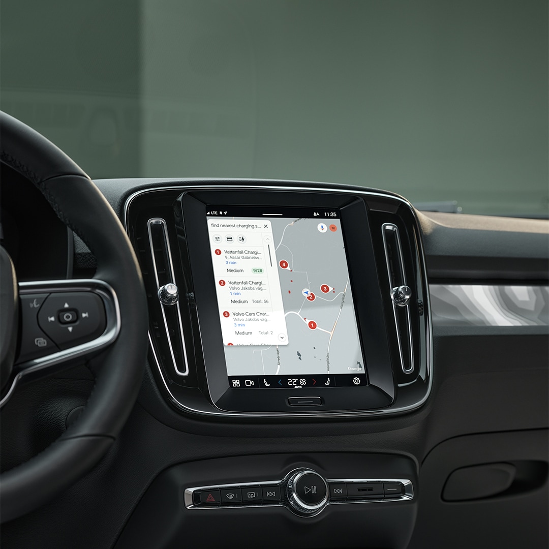 Pionowy ekran informacyjno-rozrywkowy i dwa otwory wentylacyjne we w pełni elektrycznym Volvo XC40 Recharge