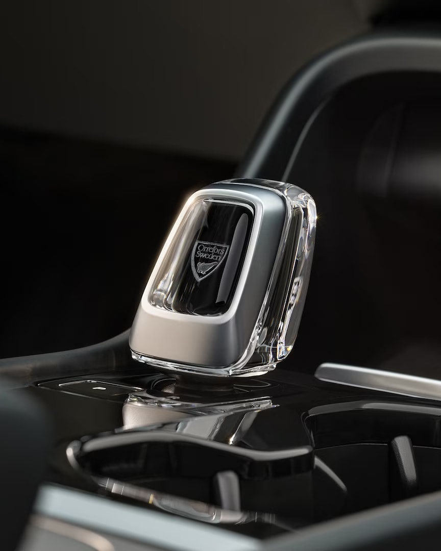 Primer plano de la palanca de cambios de cristal en la consola central negra del Volvo XC40 Recharge eléctrico puro.