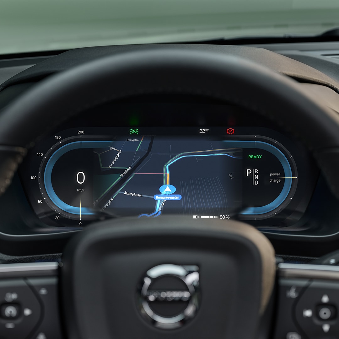 Digitalni zaslon s podacima za vozača iza kola upravljača potpuno električnog modela Volvo XC40 Recharge.