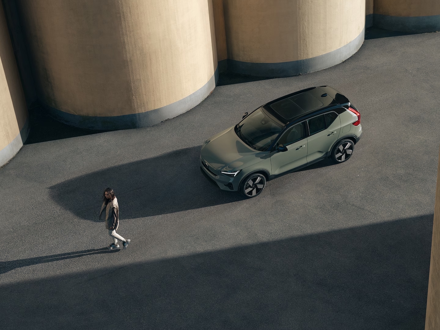 Two-tone design with contrasting colour roof of the Volvo XC40 Recharge pure electric.