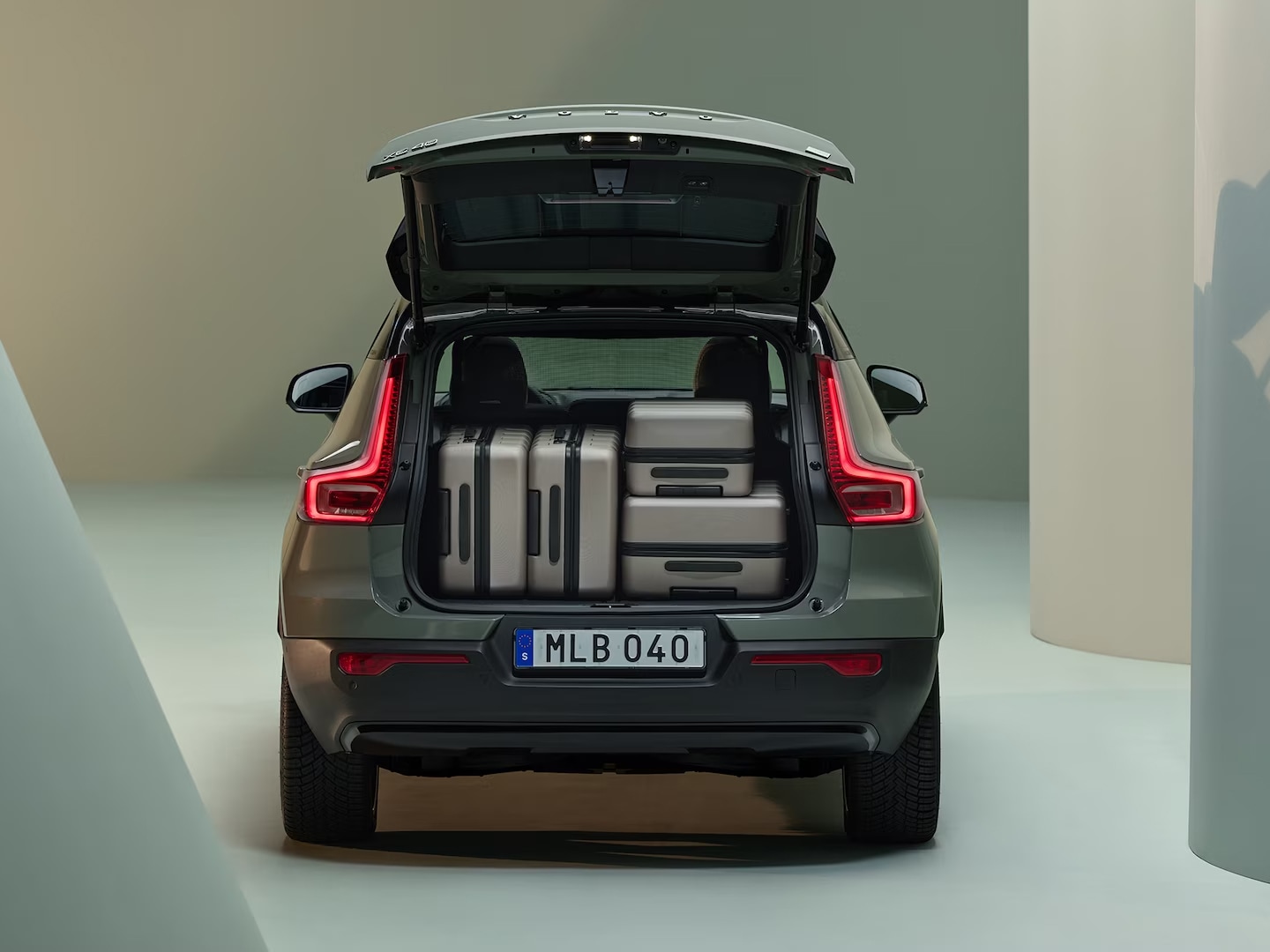 The boot of the Volvo XC40 Recharge pure electric optimises storage capacity.