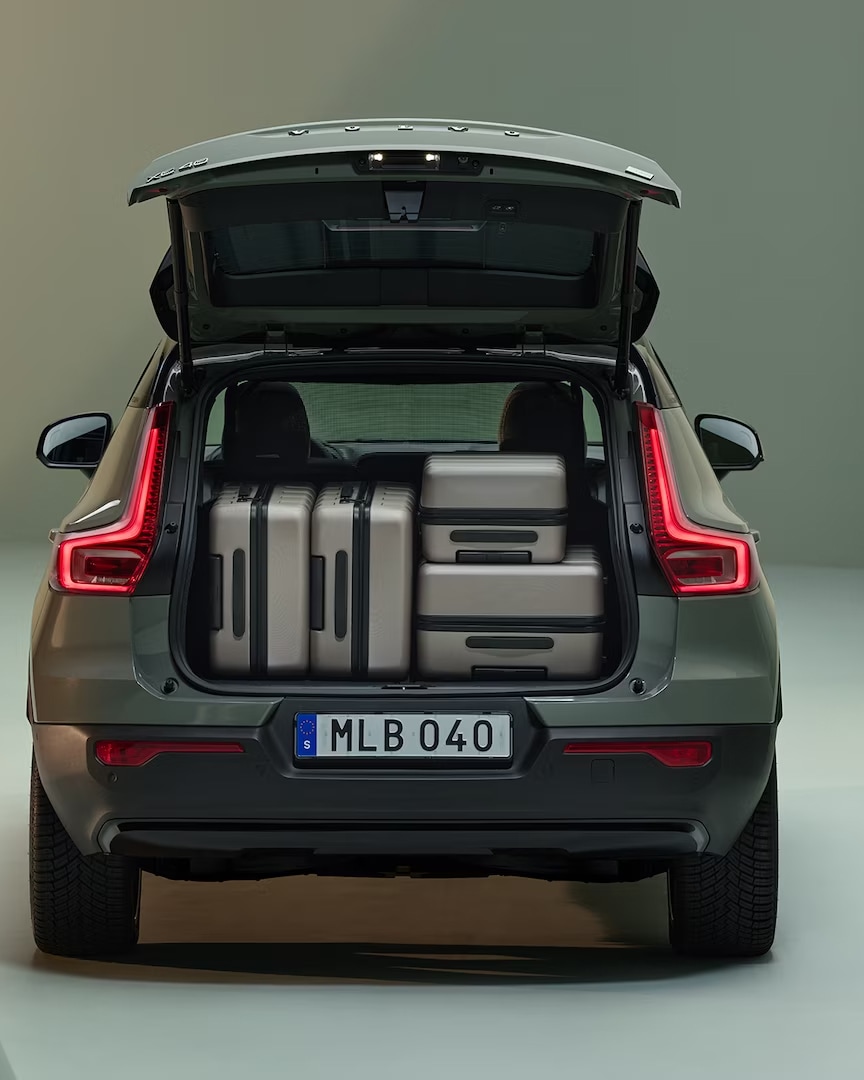 El maletero del Volvo XC40 Recharge eléctrico puro optimiza la capacidad de almacenamiento.
