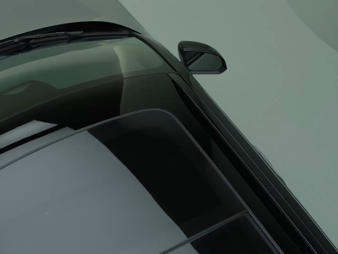 Toit panoramique d'un Volvo XC40 Recharge entièrement électrique vu d’en haut.