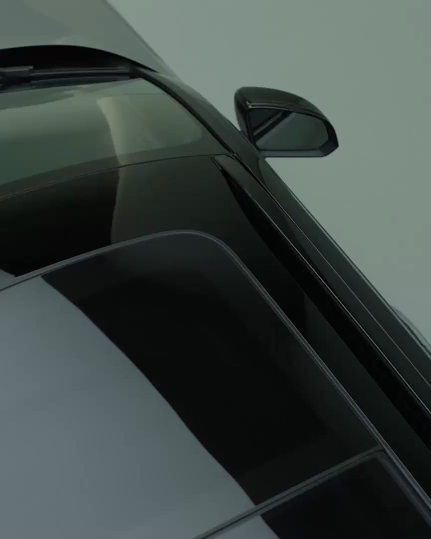Toit panoramique d'un Volvo XC40 Recharge entièrement électrique vu d’en haut.