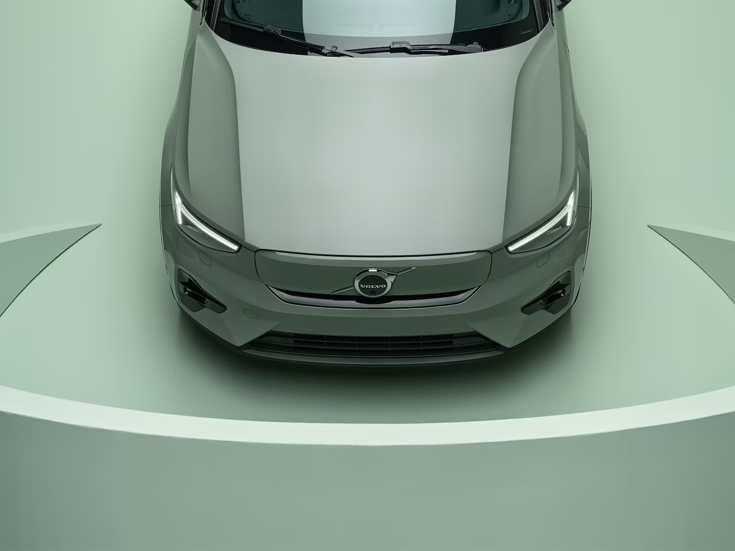 Sculpted hood and sleek LED headlamps on the Volvo XC40 Recharge pure electric.