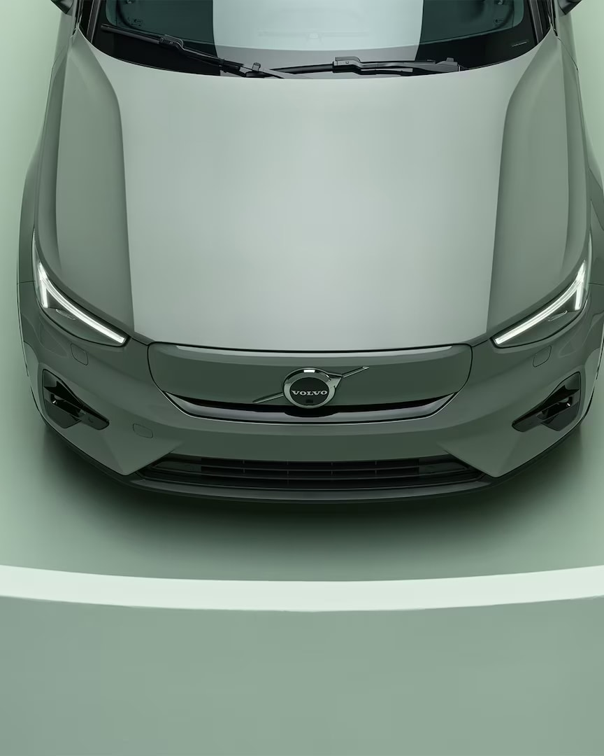 El cofre estilizado y los elegantes faros delanteros LED del Volvo XC40 Recharge eléctrico puro.