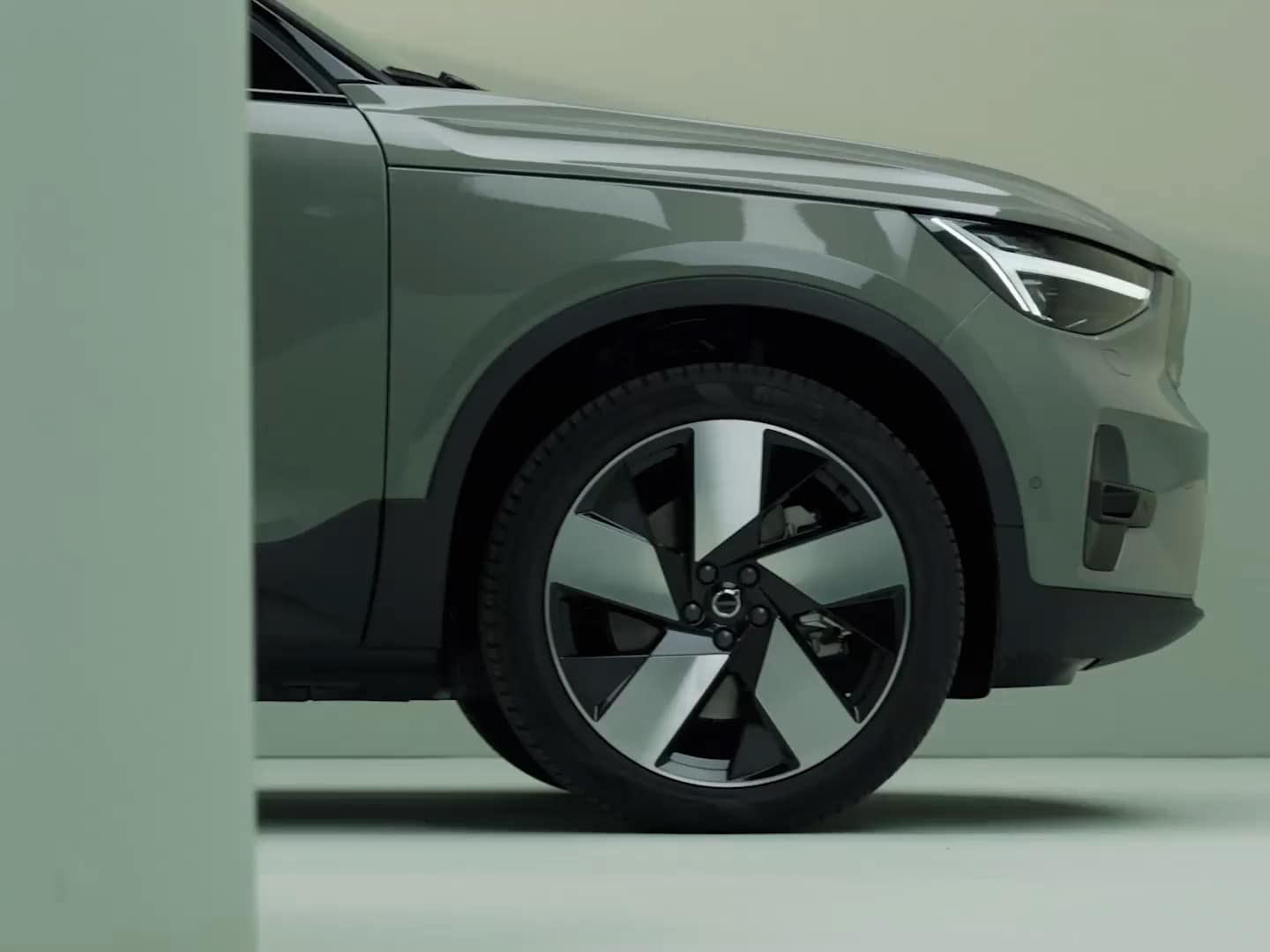 Hubcap and wheel design of the Volvo XC40 Recharge pure electric.