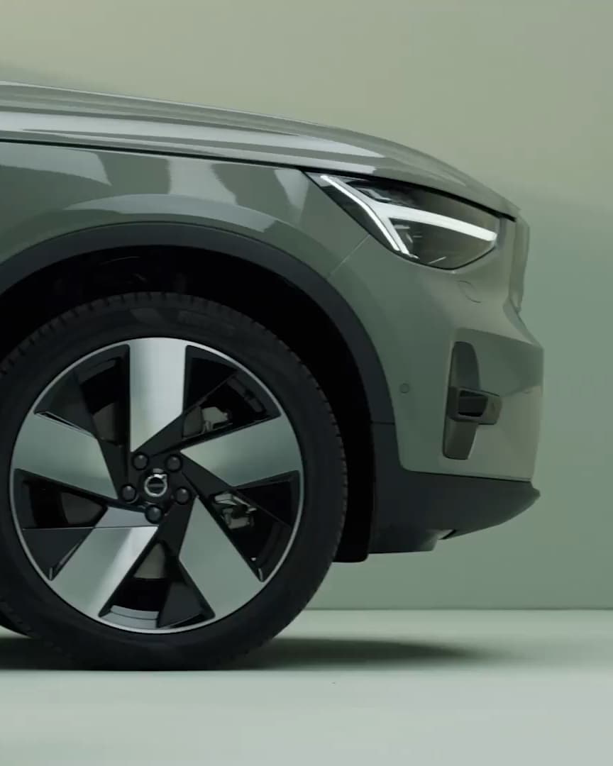 Hubcap and wheel design of the Volvo XC40 Recharge pure electric.