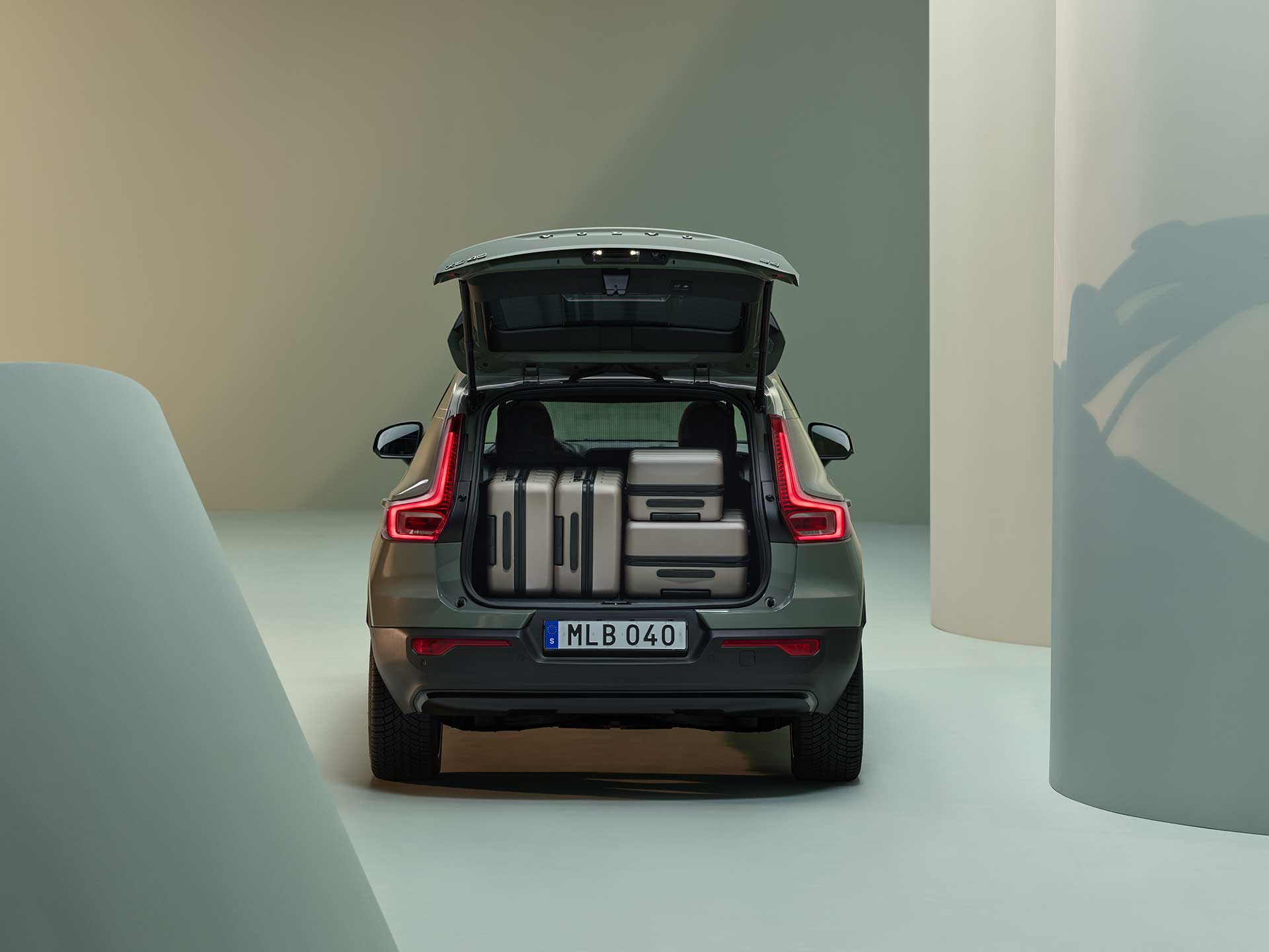 El maletero del SUV microhíbrido Volvo XC40 optimiza la capacidad de almacenamiento.