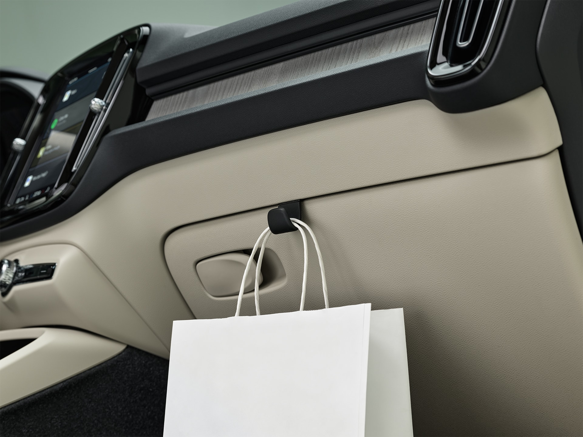 Soluții inteligente de depozitare în habitaclu într-un SUV Volvo XC40.