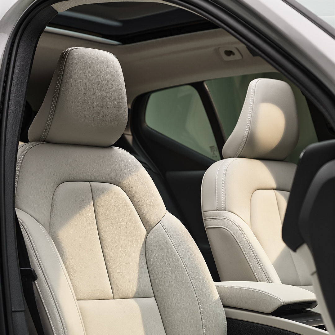 Met leder beklede stoelen van de bestuurder en de voorste passagier in de Volvo XC40 mild hybrid.