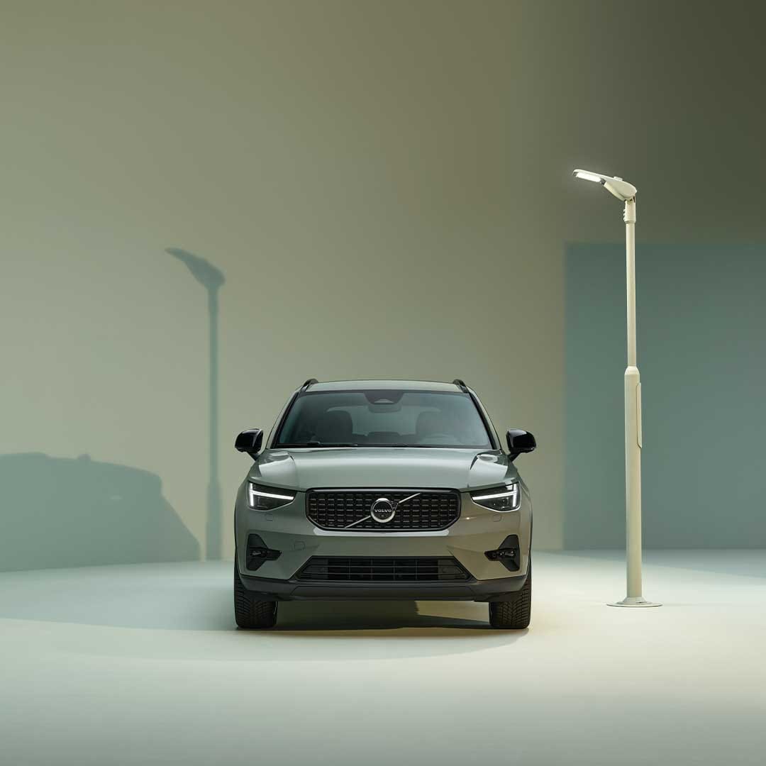 Parte anteriore esterna di una Volvo XC40 Mild Hybrid.