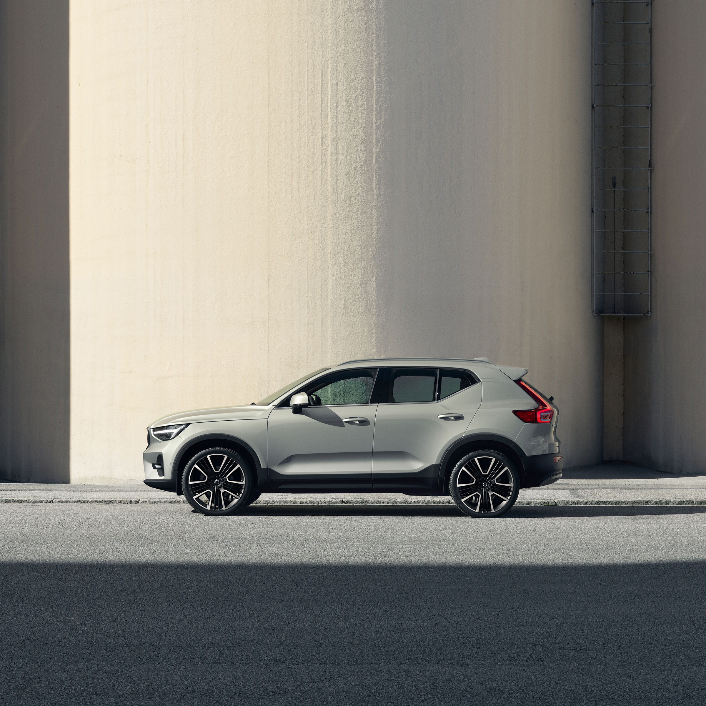 The side profile of a Volvo XC40 mild hybrid SUV.
