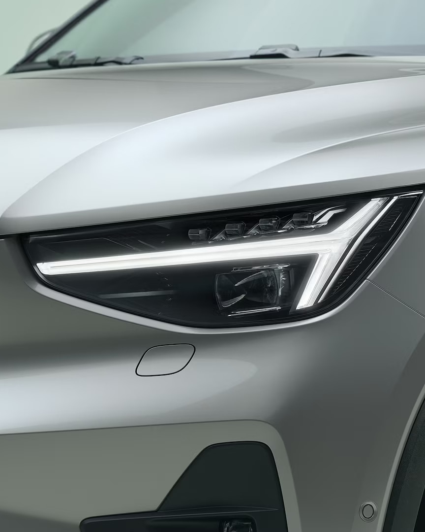 The Volvo XC40 mild hybrid’s front exterior with LED headlamps.