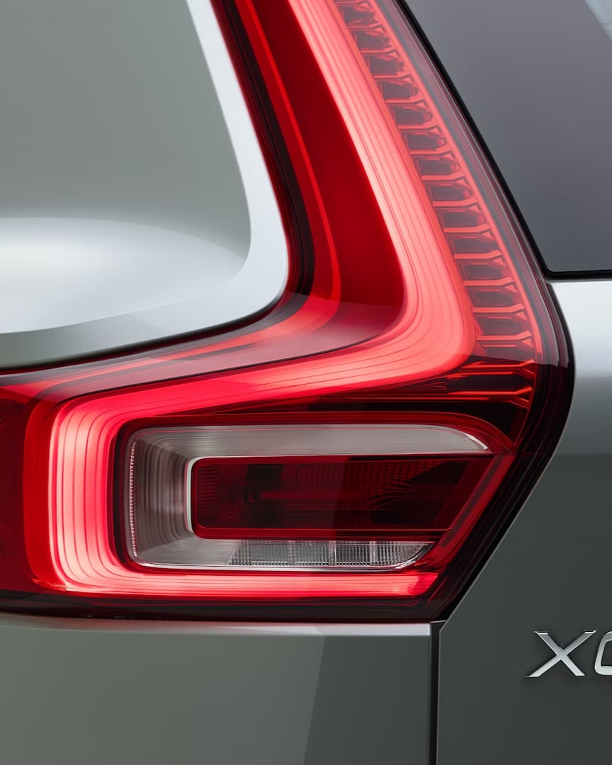LED rear lights of the Volvo XC40 mild hybrid SUV for enhanced visibility.