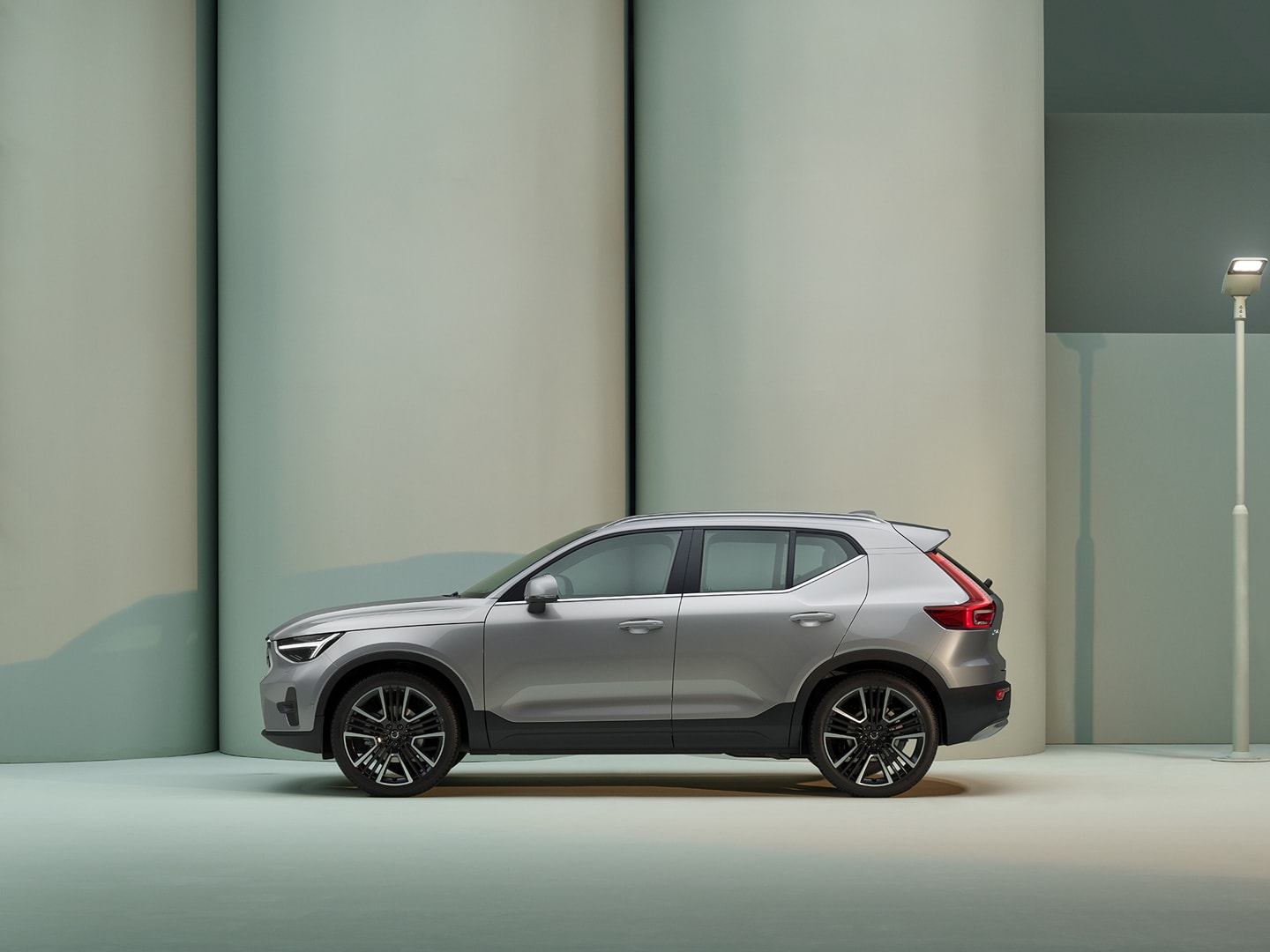 The side profile of a silver Volvo XC40 SUV