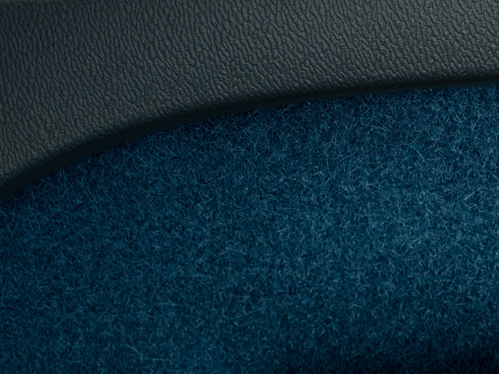 Fjord Blue -väriset, osittain kierrätetyt matot Volvo XC40 Recharge -lataushybridissä.