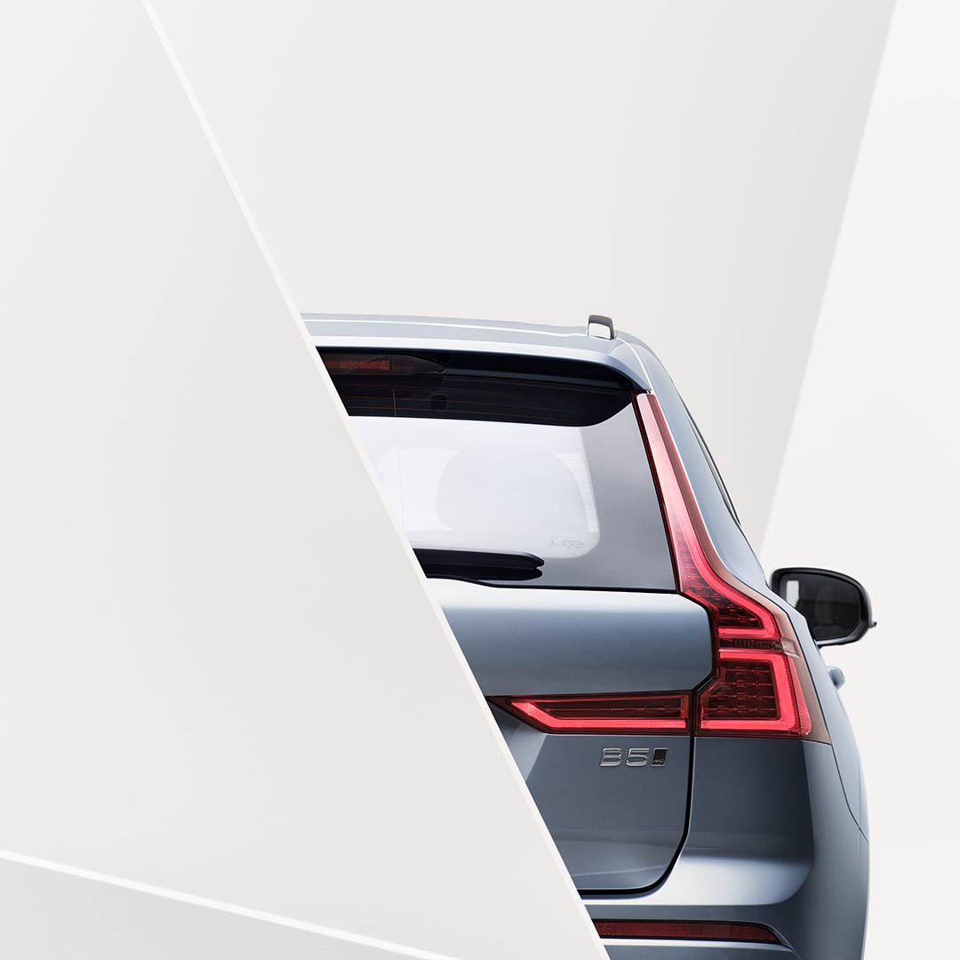 Heckansicht der Volvo XC60 Limousine mit Voll-LED-Rückleuchten.