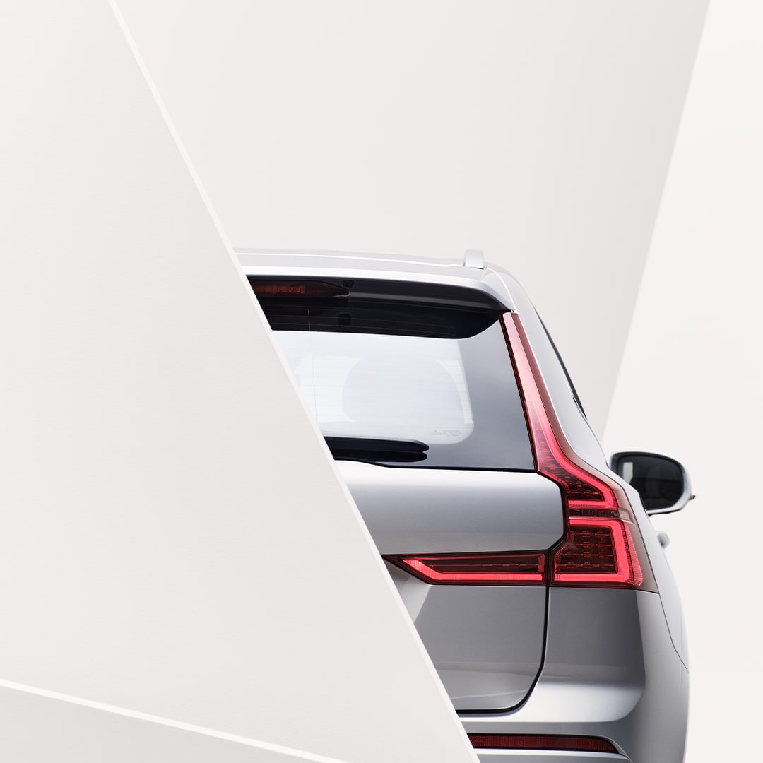 Vista traseira de um Volvo XC60 com faróis traseiros integralmente em LED.