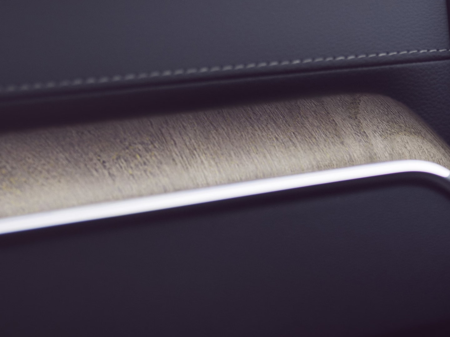 La decoración con incrustaciones en madera reciclada en un Volvo XC60 aporta un toque natural.