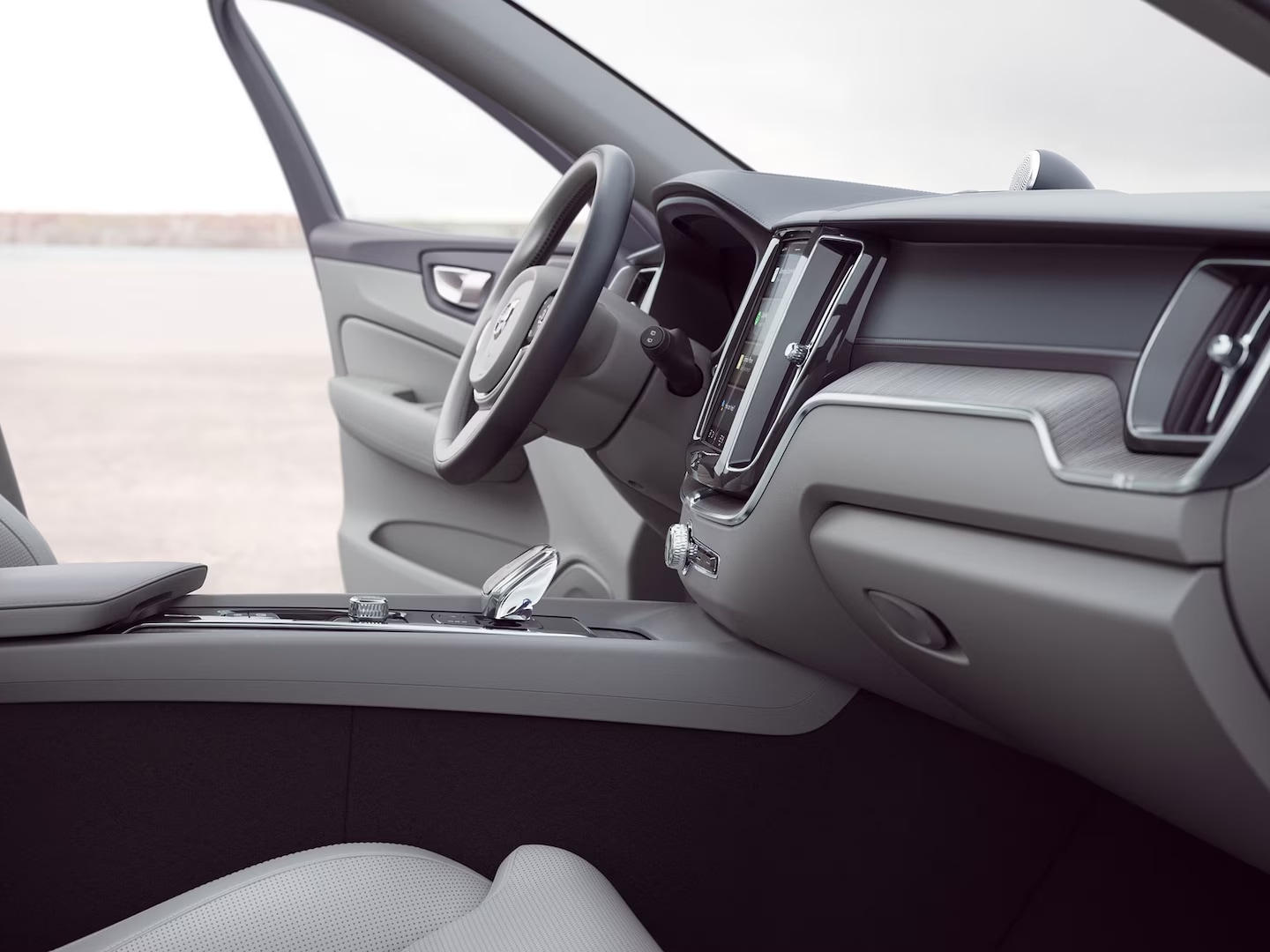 Interior delantero del Volvo XC60 con la puerta del conductor abierta.