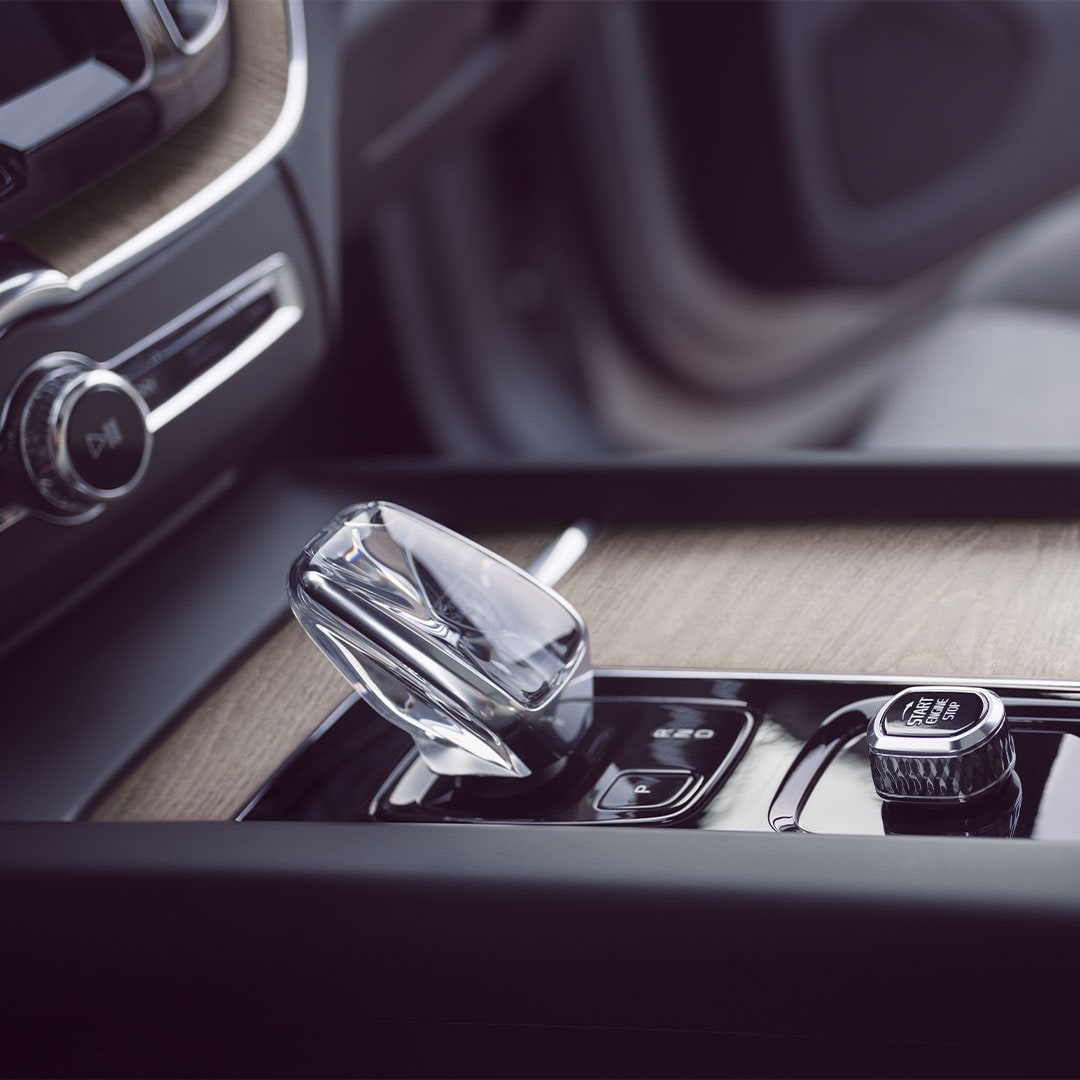Interior de un Volvo XC60 Recharge con una palanca de cambios de cristal de auténtico vidrio sueco de Orrefors.