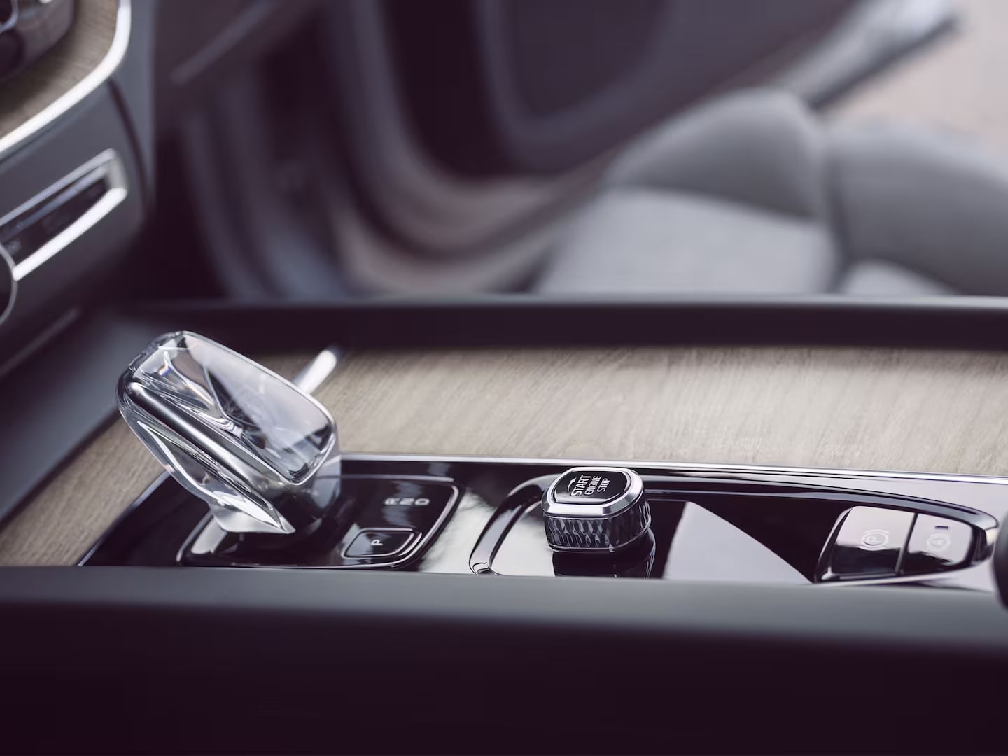 Interior de un Volvo XC60 Recharge, una palanca de cambios tallada en auténtico cristal sueco de Orrefors.