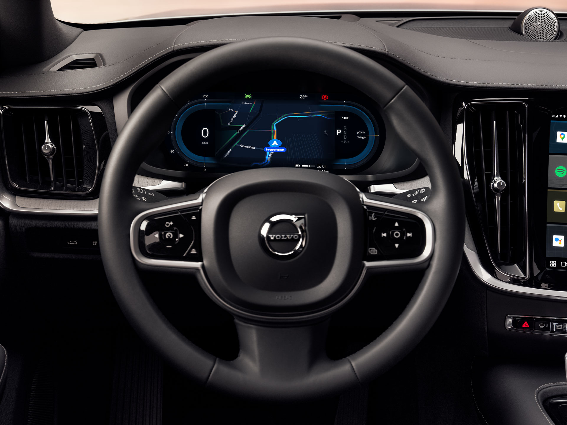 Displej komunikačního rozhraní řidiče v plug-in hybridním voze Volvo XC60 Recharge.