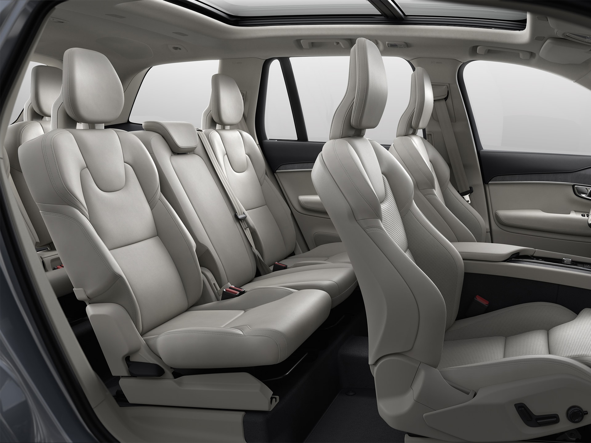 Intérieur spacieux et confortable du Volvo XC90 hybride rechargeable, le SUV le plus luxueux.