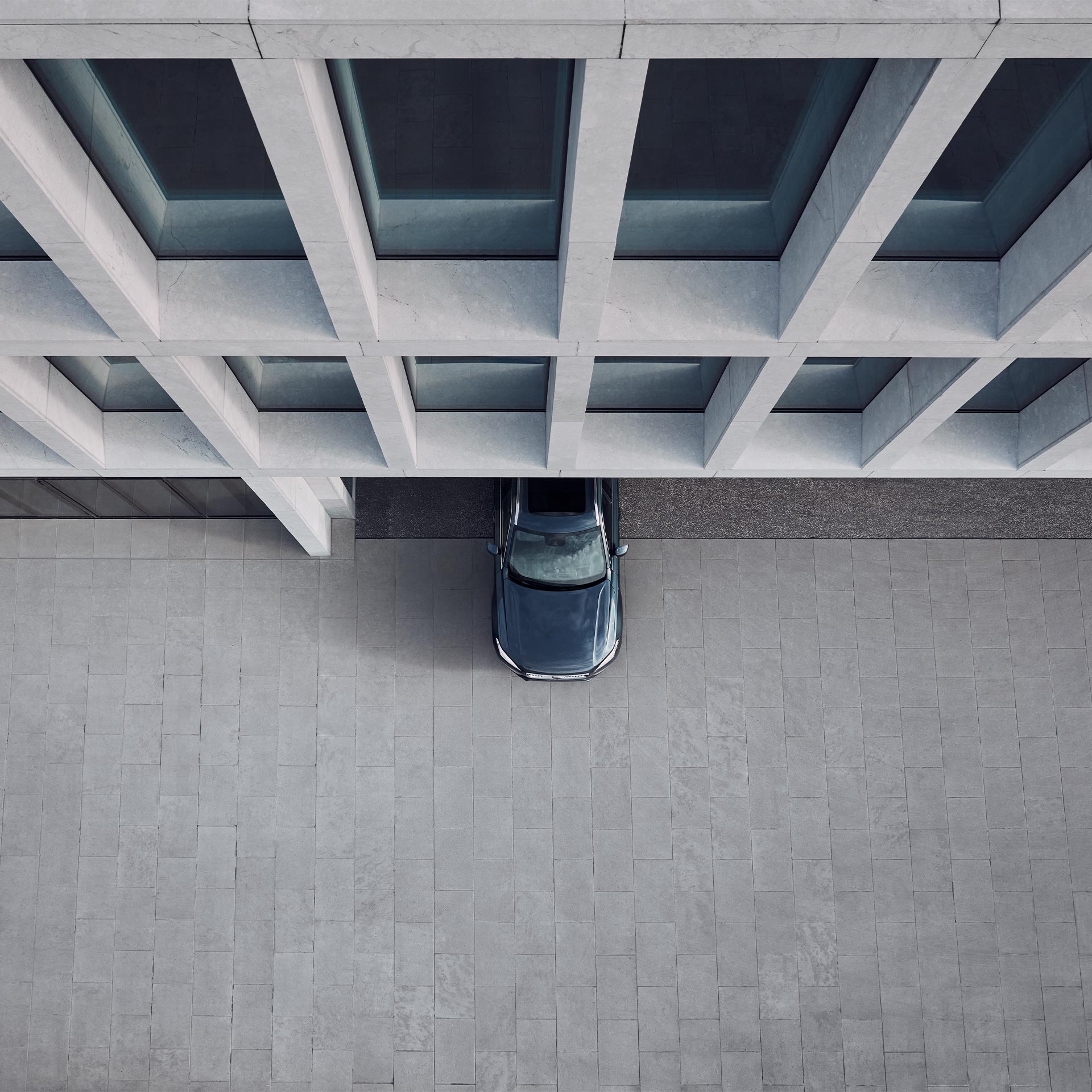 La elegante mitad delantera del SUV semihíbrido Volvo XC90 visto desde arriba.