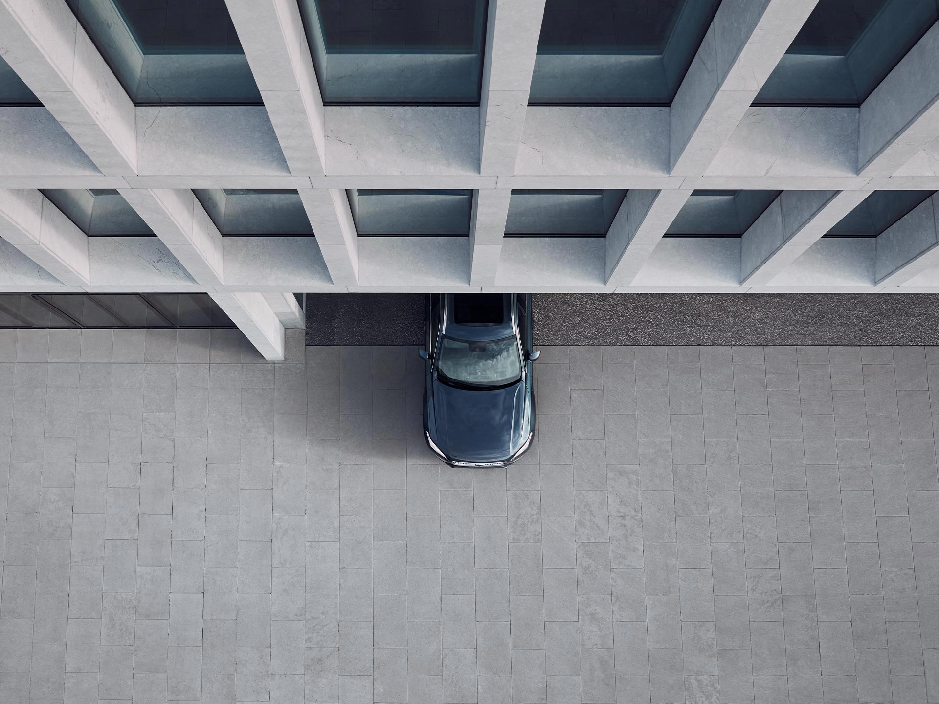 La elegante mitad delantera del SUV Volvo XC90 semihíbrido vista desde arriba.