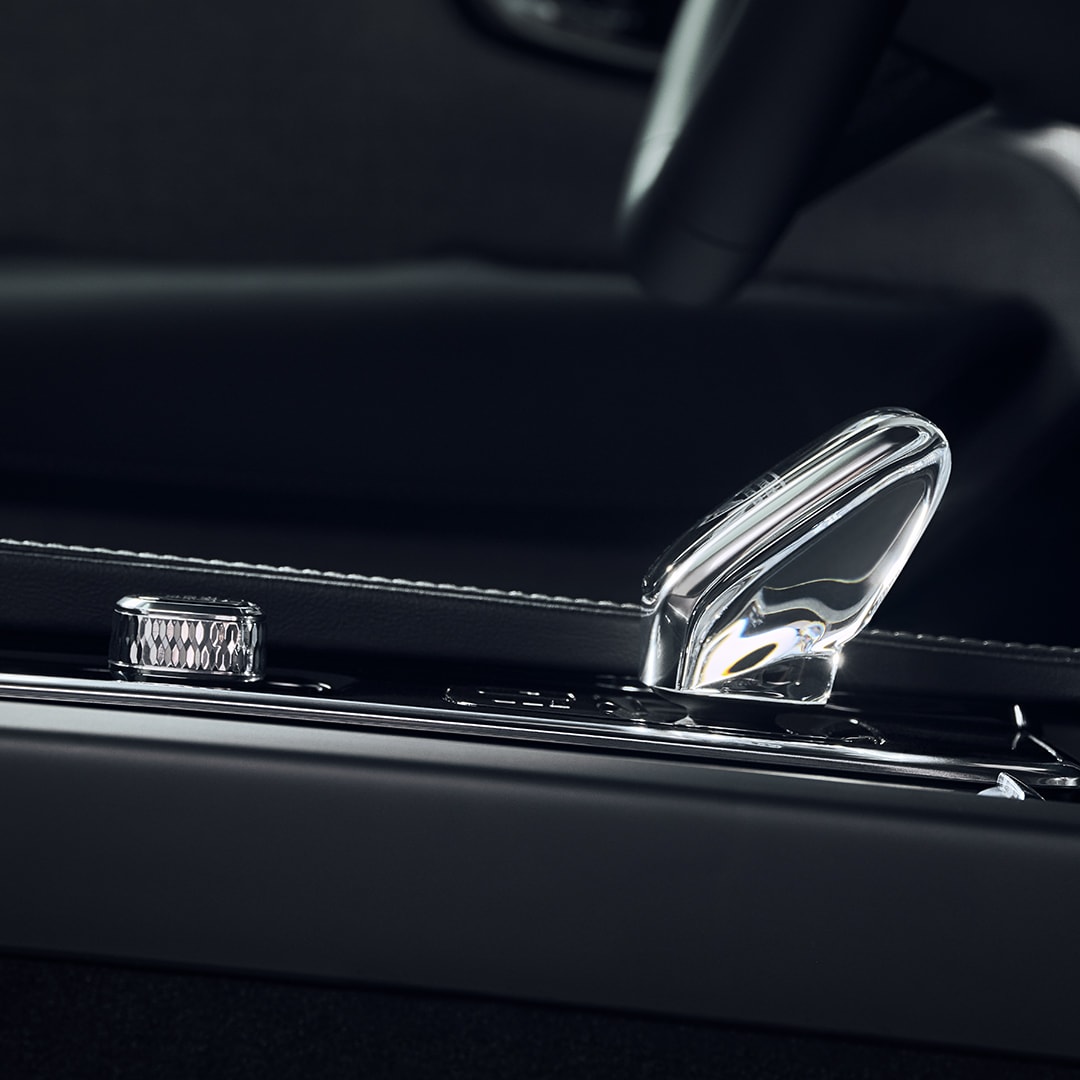 Kryształowa dźwignia zmiany biegów z prawdziwego szwedzkiego kryształu firmy Orrefors w Volvo XC90.