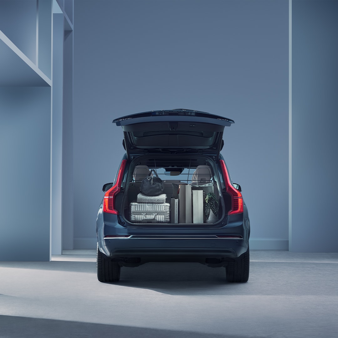 Volvo XC90 高效輕油電休旅車寬敞的行李廂。