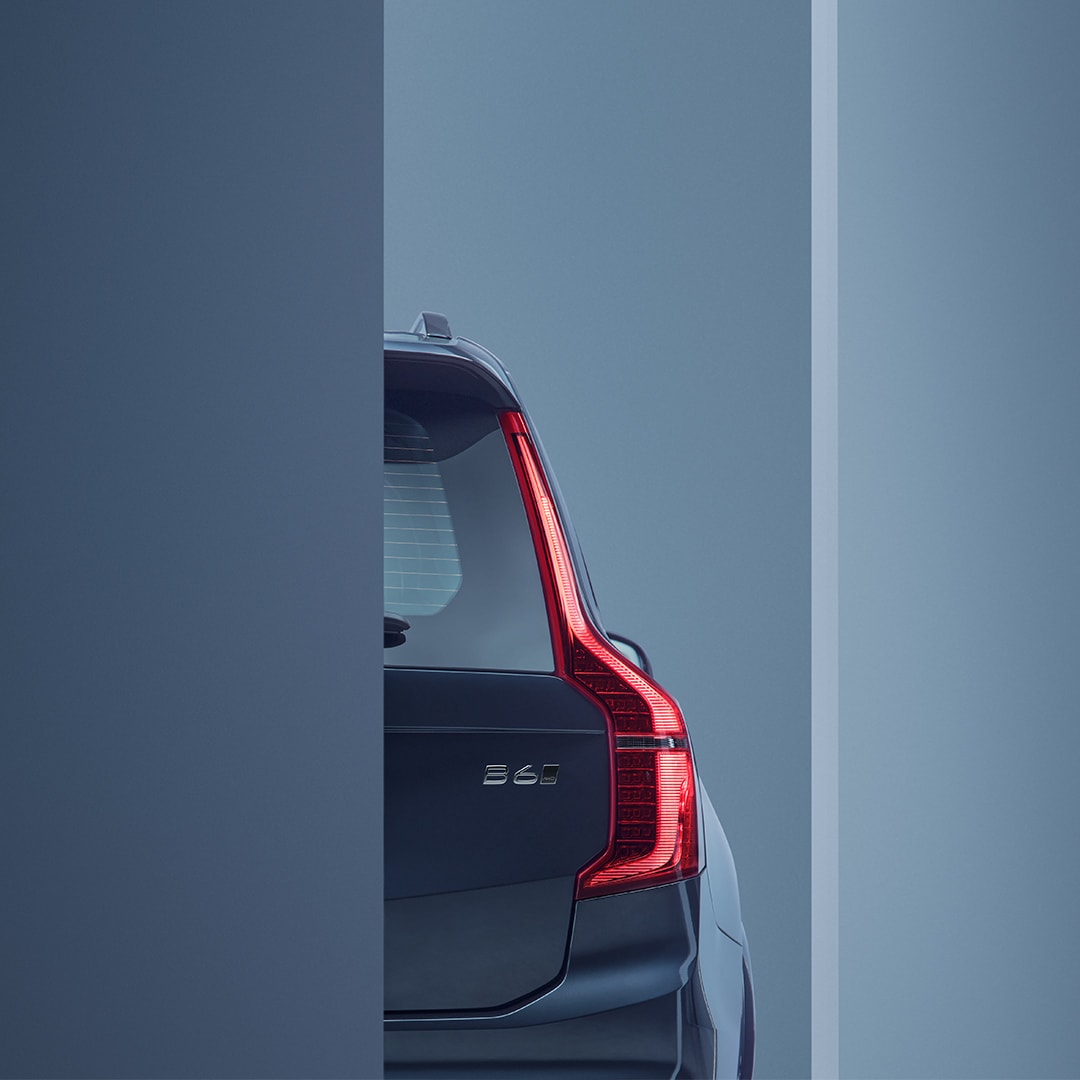 Podrobnost zasnove zadnjih luči mehkega hibrida Volvo XC90.