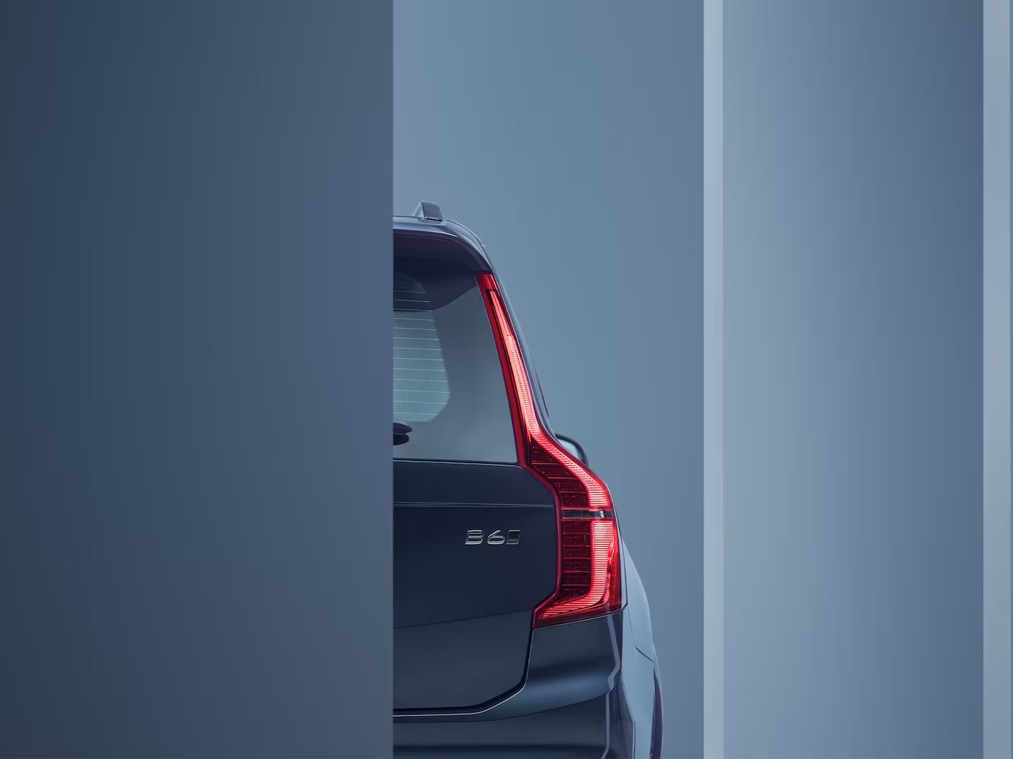 Design detail of the Volvo XC90 mild hybrid’s rear lights.