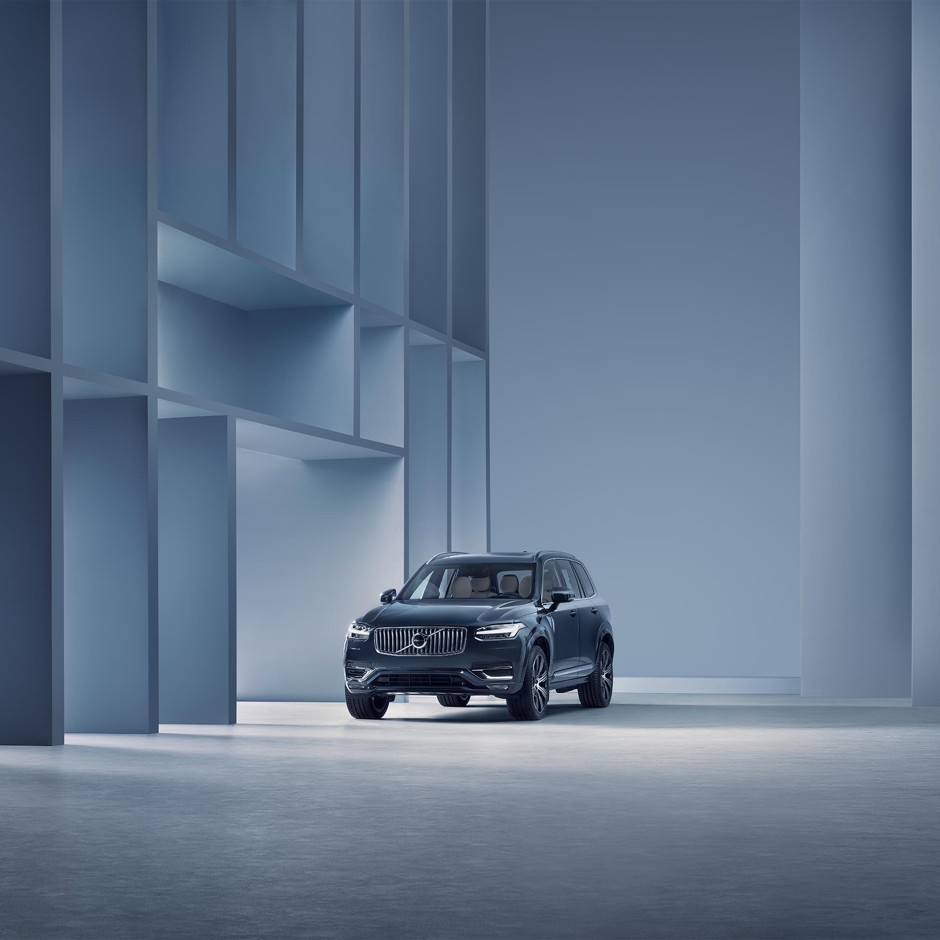 A stílus és a kényelem kombinációja a Volvo XC90 mild hibrid szabadidőjárműben.