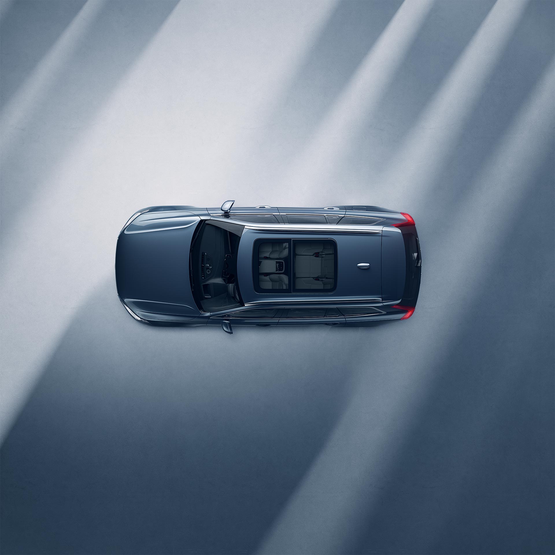 Pogled odozgo na panoramski krov blagog hibrida Volvo XC90.
