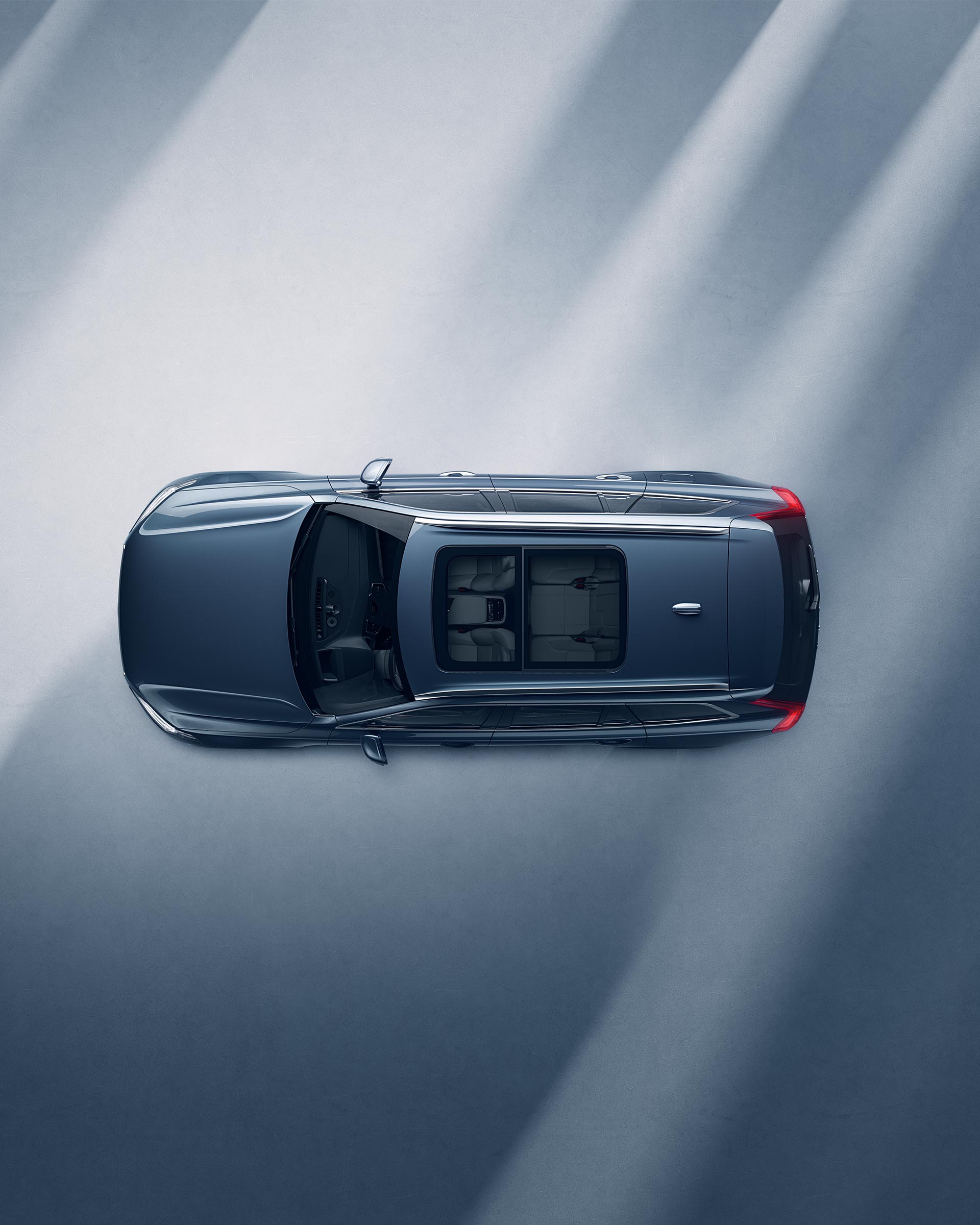 View from above of the Volvo XC90 mild hybrid’s panoramic roof.