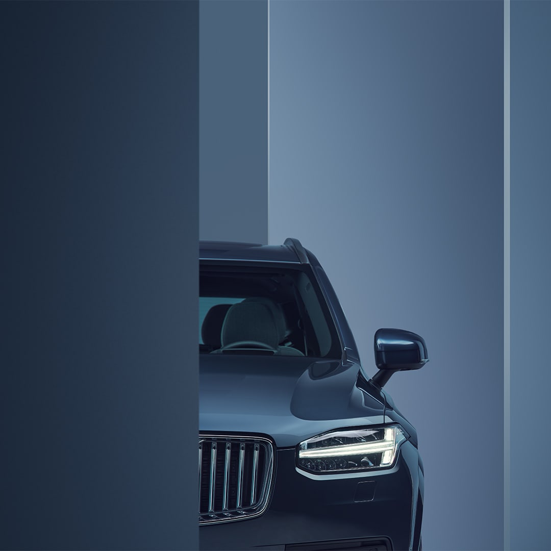 Volvo XC90 高效輕油電休旅車的頭燈特寫。