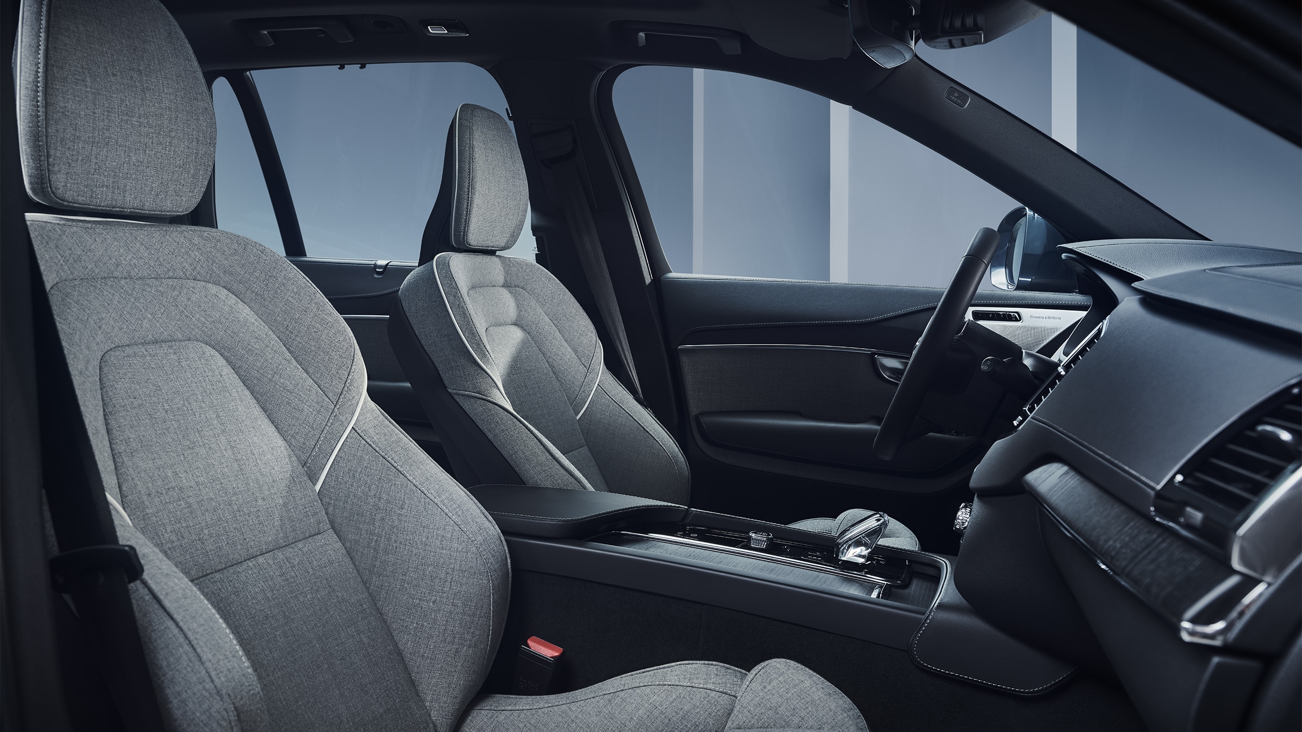 Armaturna plošča, osrednja konzola in oblazinjeni sprednji sedeži iz volne v priključnem hibridu Volvo XC90 Recharge.