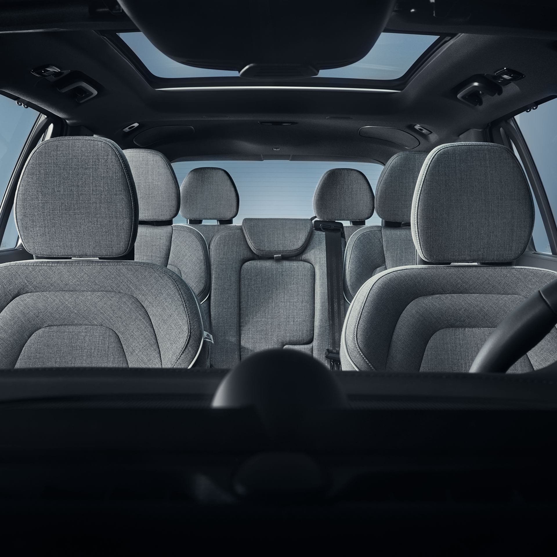 Prostorna in razkošna notranjost kabine vozila Volvo XC90 Recharge.