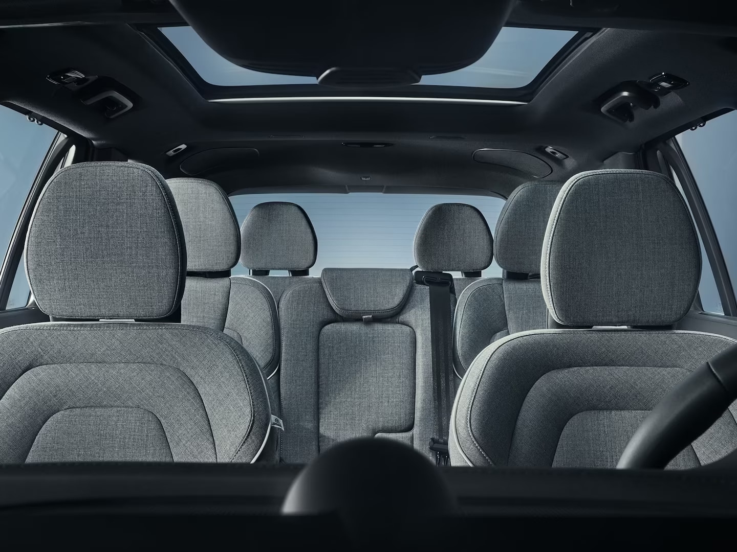 El interior amplio y lujoso de la cabina del Volvo XC90 Recharge.
