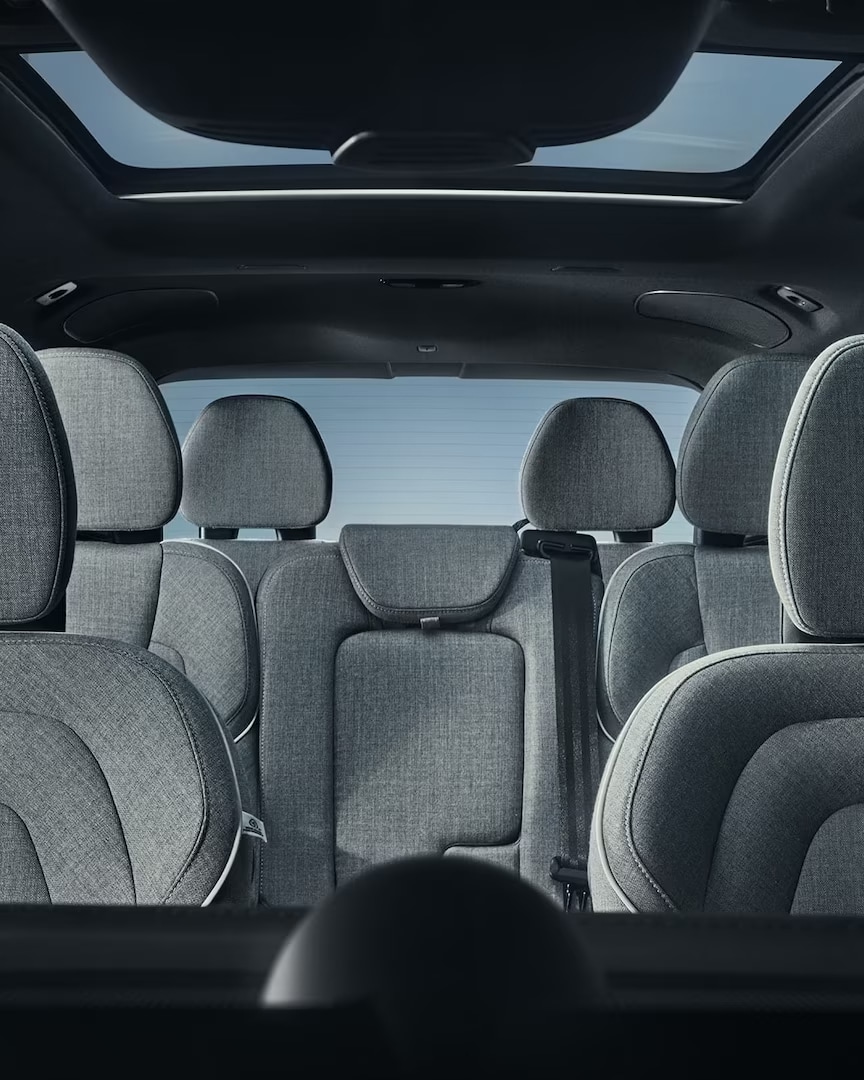 El interior amplio y lujoso de la cabina del Volvo XC90 Recharge.