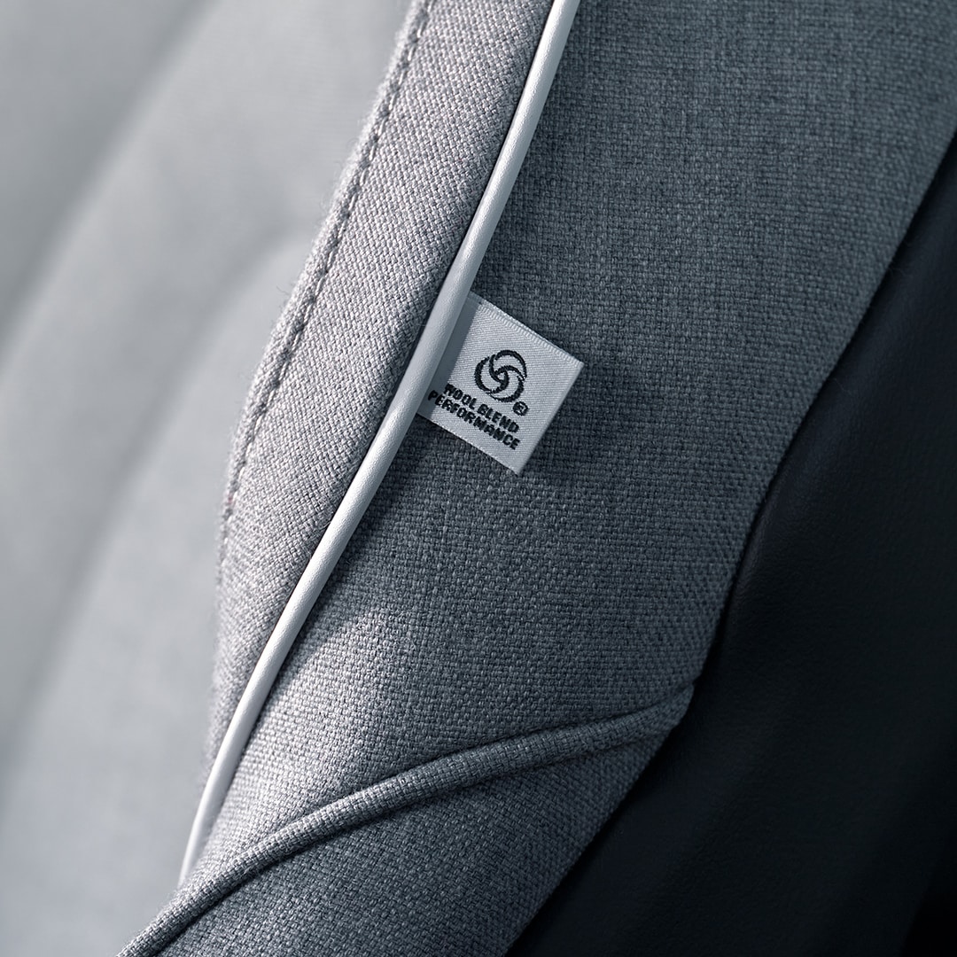 Близок кадар на седиштата од волнена мешавина во внатрешноста на Volvo XC90 Recharge.