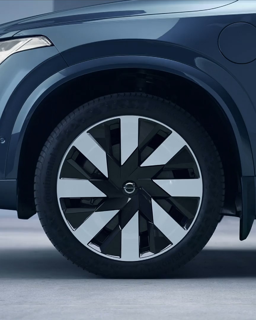 Aerodynamic wheel design on the Volvo XC90 Recharge.