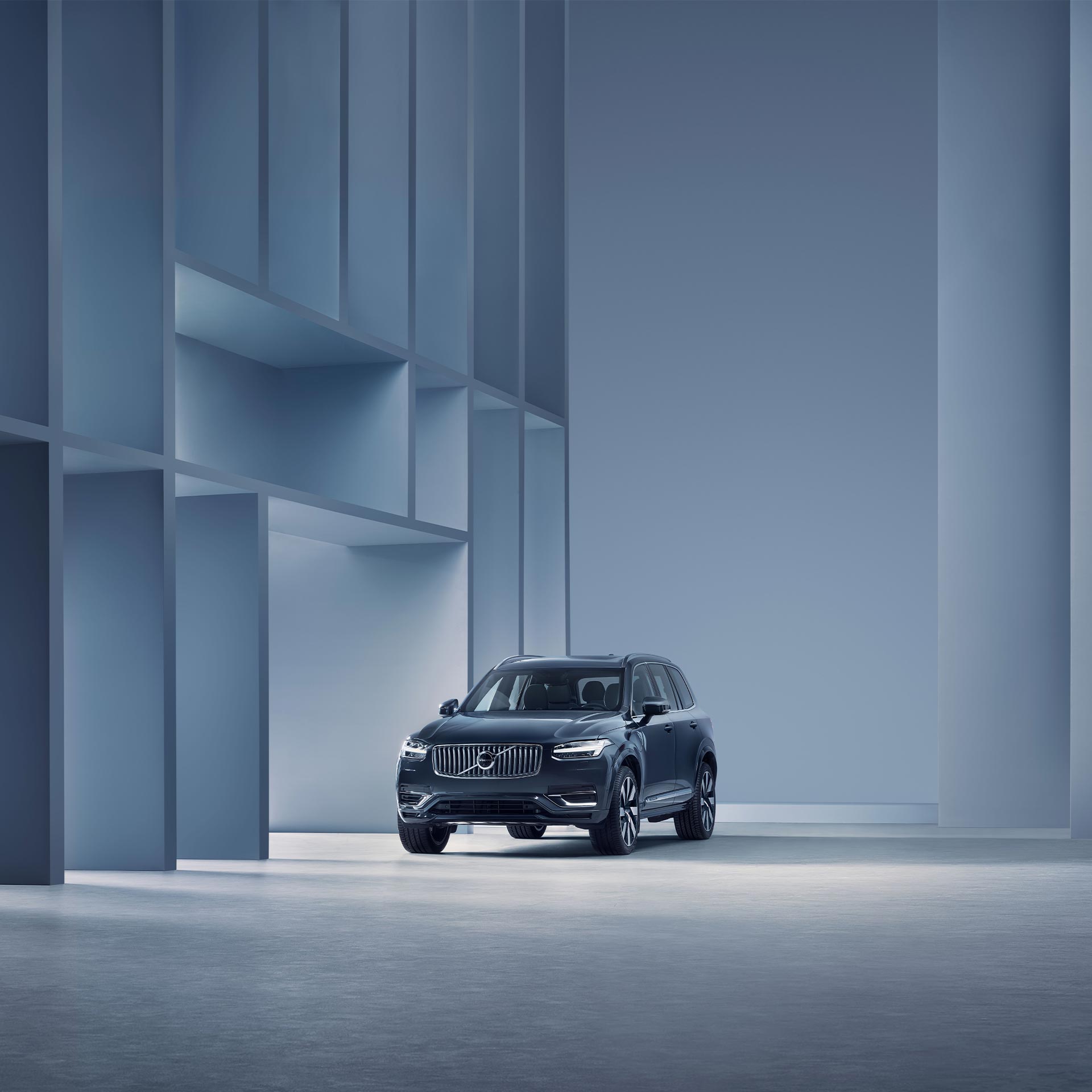 Exterior view of the Volvo XC90 Recharge plug-in hybrid’s contemporary design.