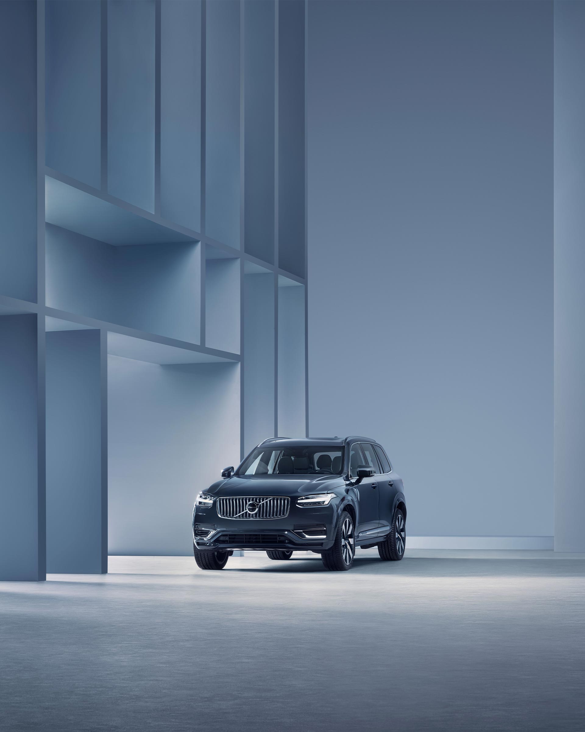 Exterior view of the Volvo XC90 Recharge plug-in hybrid’s contemporary design.