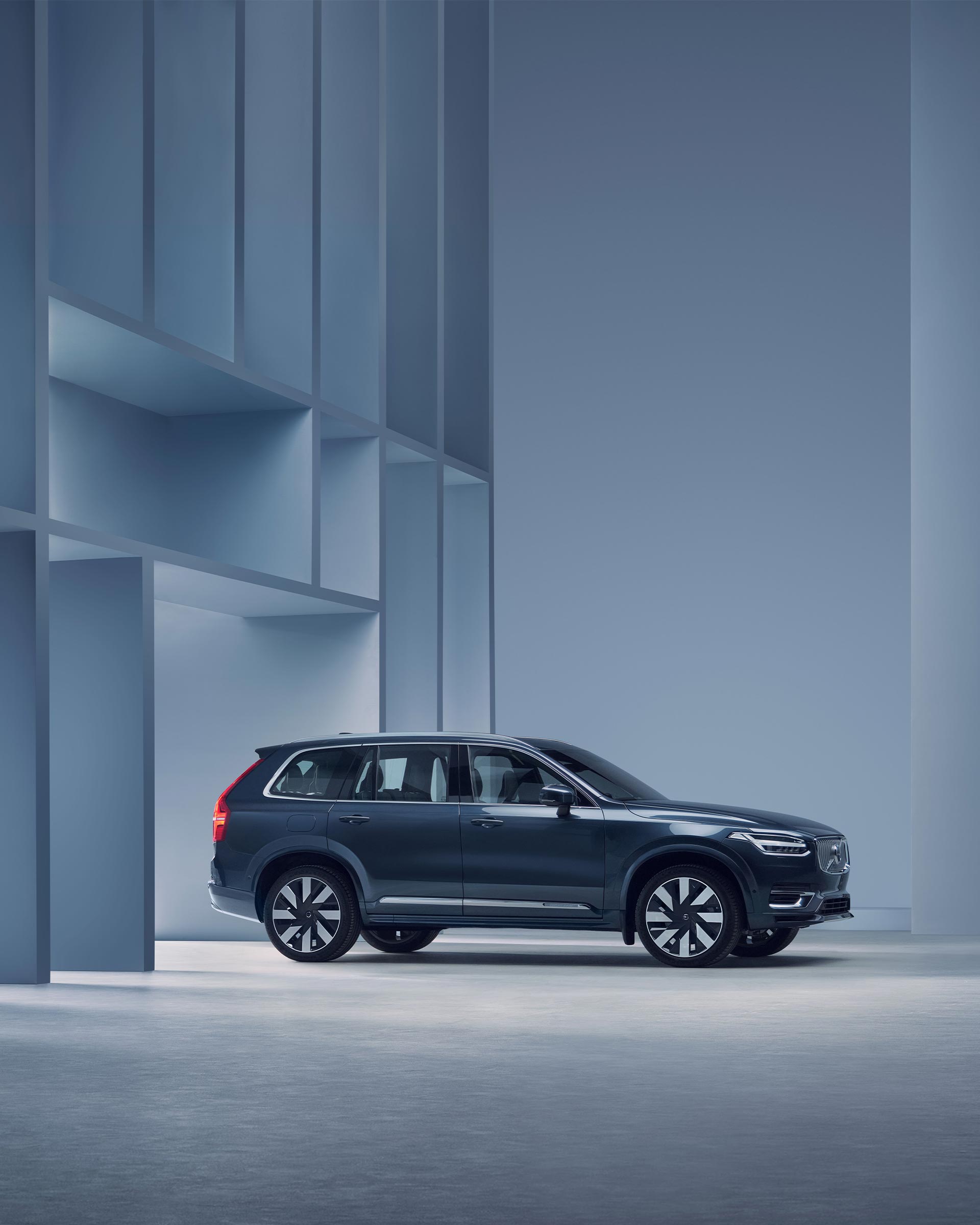 Side exterior view of the Volvo XC90 Recharge plug-in hybrid.