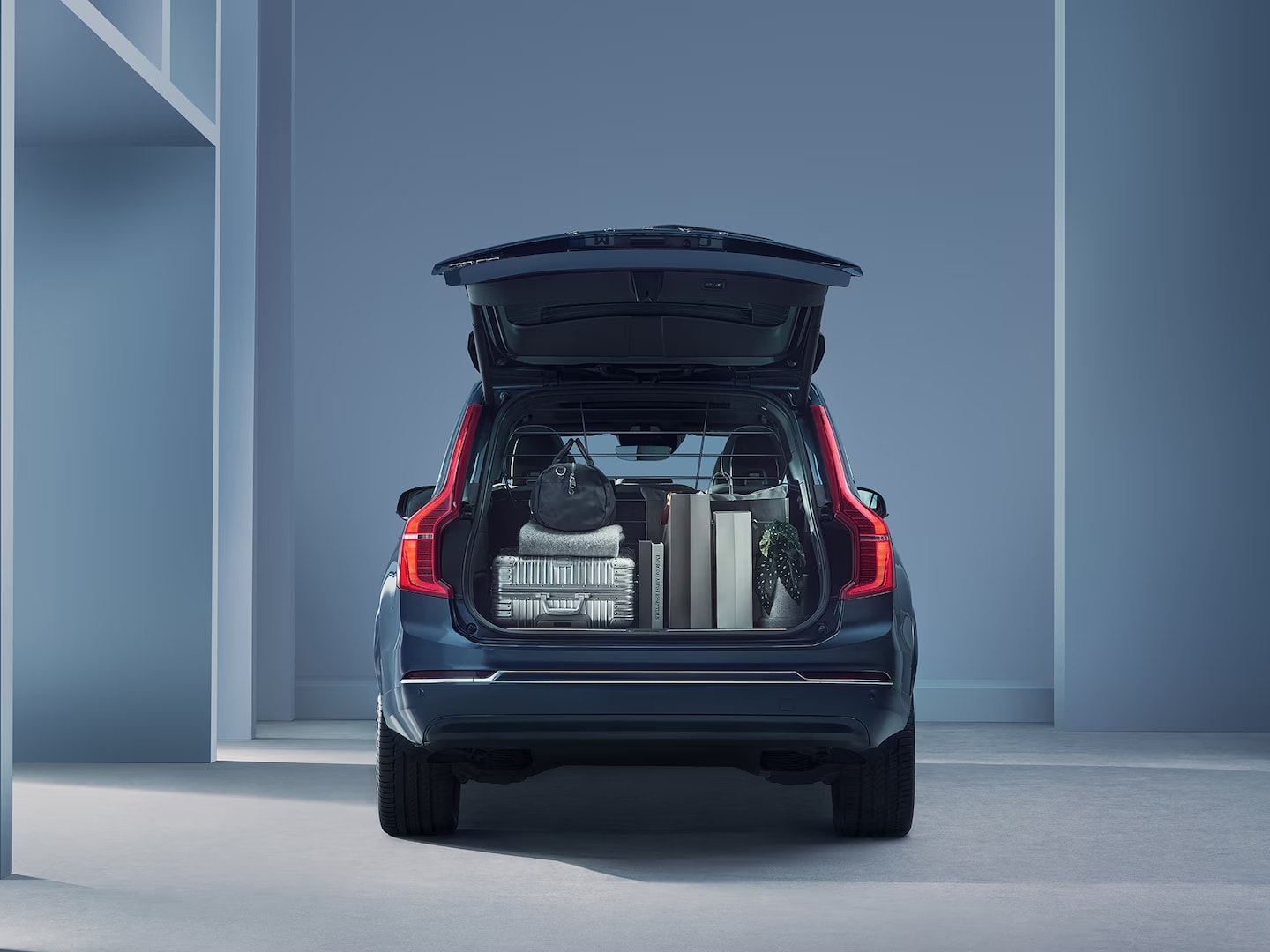 The trunk of the Volvo XC90 Recharge plug-in hybrid optimizes storage capacity.